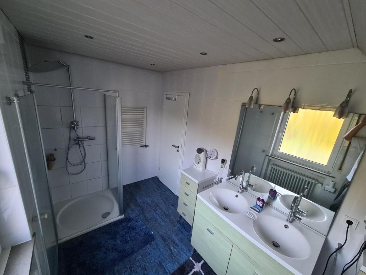 Geraeumiges Ferienhaus In Bad Salzuflen Mit Einfacher Ausstattung, Fuer Geschaeftsreisende, Gruppen Oder Familien Geeignet, 4 Schlafzimmer Exteriör bild