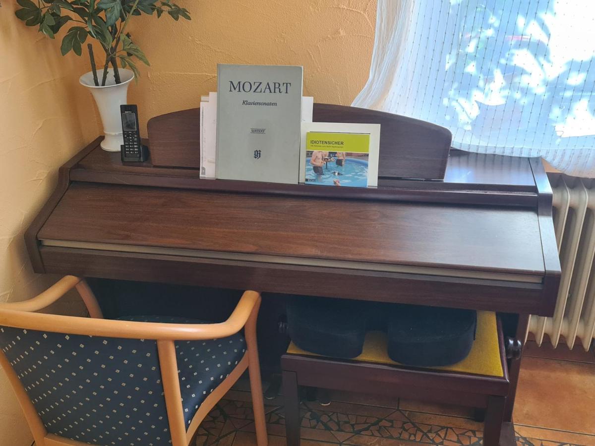 Geraeumiges Ferienhaus In Bad Salzuflen Mit Einfacher Ausstattung, Fuer Geschaeftsreisende, Gruppen Oder Familien Geeignet, 4 Schlafzimmer Exteriör bild