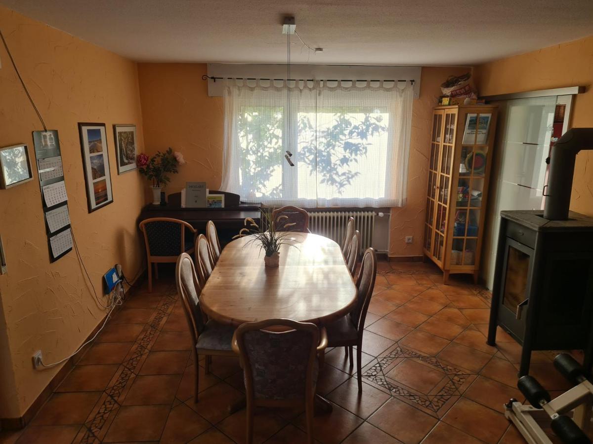 Geraeumiges Ferienhaus In Bad Salzuflen Mit Einfacher Ausstattung, Fuer Geschaeftsreisende, Gruppen Oder Familien Geeignet, 4 Schlafzimmer Exteriör bild